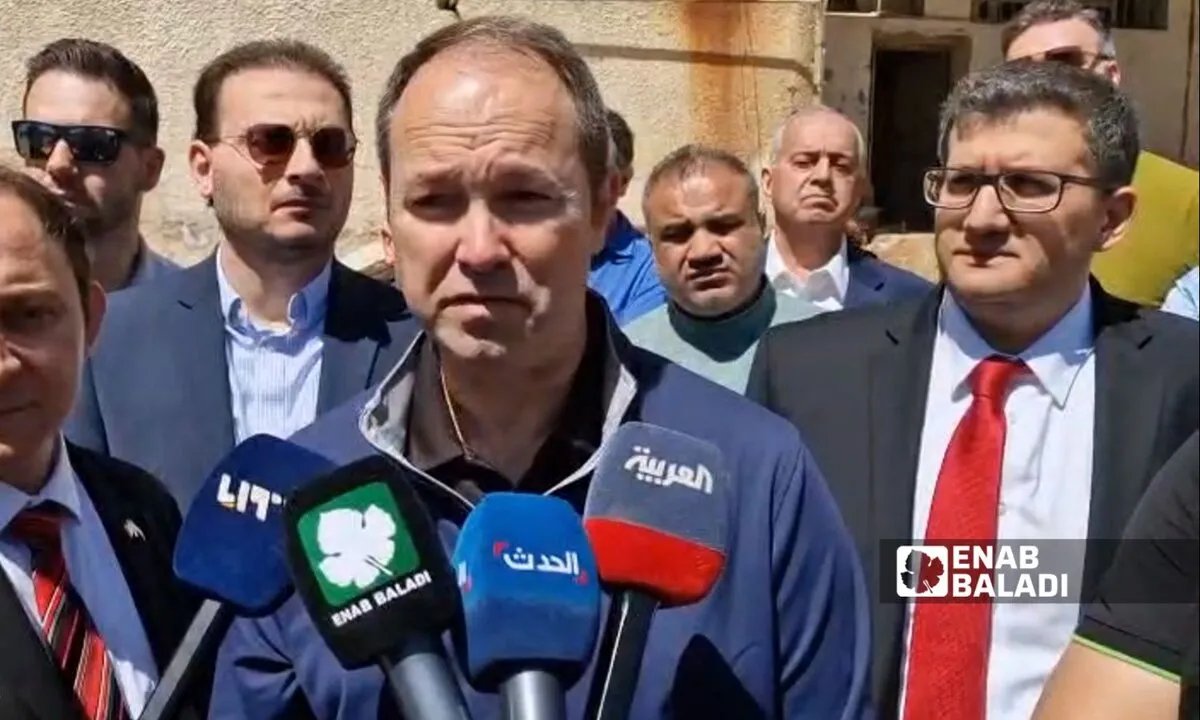 وفد أمريكي من أمام سجن صيدنايا يدعو لرفع العقوبات عن سوريا ويعد بنقل صورة "التغييرات" لترامب