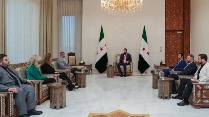 زيارة مفاجئة: عضو في الكونغرس الأمريكي يلتقي الحكومة السورية في دمشق ويصفها بـ "تجربة رائعة"