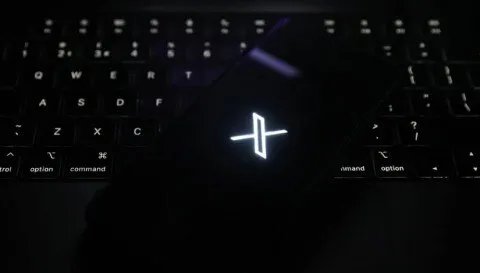 إكس تستعد لإطلاق تطبيق XChat بديلاً للرسائل المباشرة ومنافسة واتساب