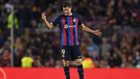 مانشستر يونايتد يراقب ليفاندوفسكي: هل ينتقل نجم برشلونة إلى أولد ترافورد؟