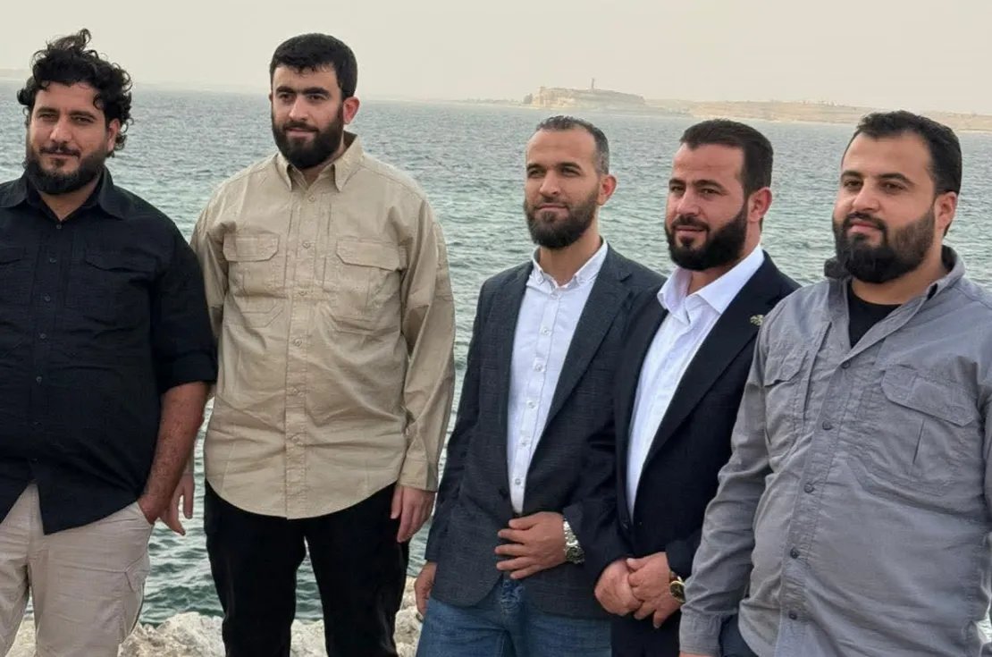 وفد من الداخلية السورية والتحالف الدولي يبحث في الطبقة دمج عناصر قسد وعودة النازحين