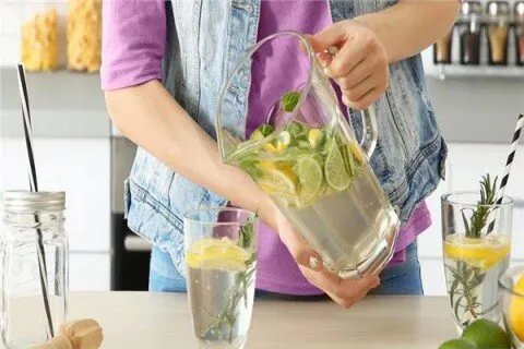 وداعاً للعطش: أطعمة ومشروبات تعيد ترطيب جسمك بكفاءة عالية