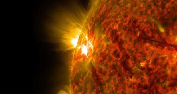 انفجار شمسي هائل يضرب الجانب المظلم للشمس.. هل يؤثر على الأرض؟