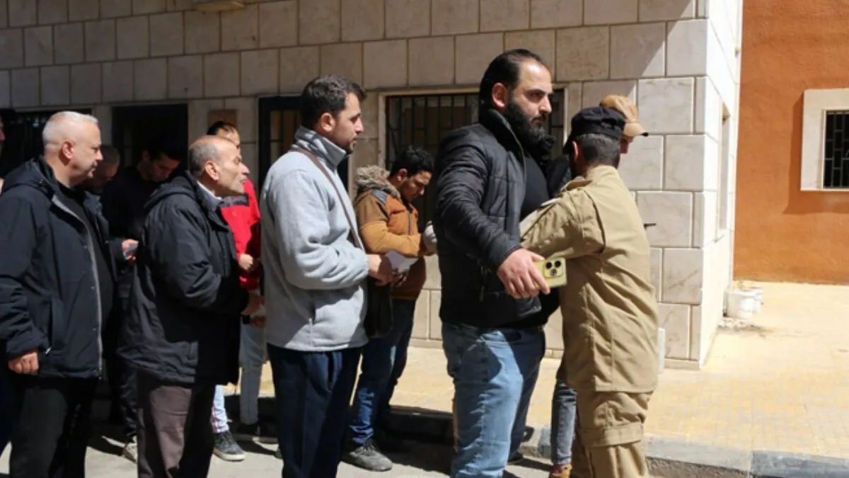 اللاذقية: بدء تسليم البطاقات المدنية للعناصر الذين قاموا بتسوية أوضاعهم