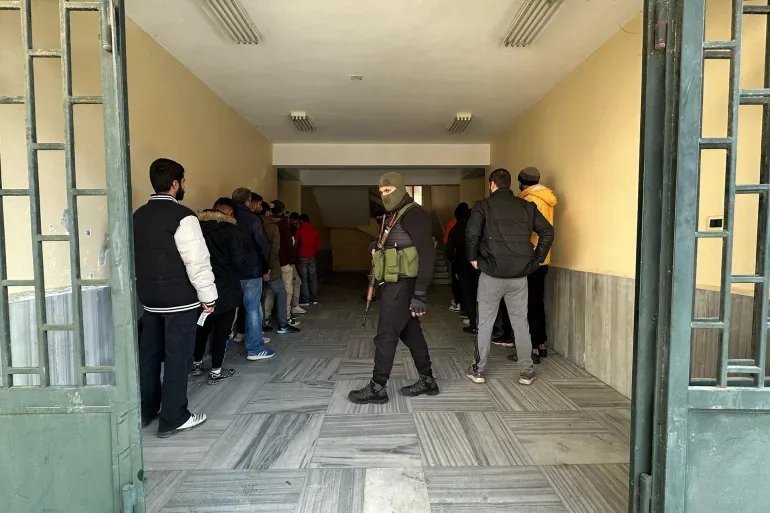 الداخلية السورية تبدأ بتسليم البطاقات الشخصية للمسويين في اللاذقية وسط ترقب في المحافظات الأخرى