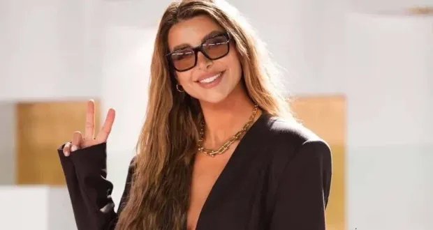 نور علي تخطف الأنظار ببلايزر واسعة وأنيقة في مهرجان الجونة