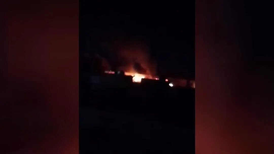 مجهولون يشعلون النيران في تجهيزات مهرجان الرمان السنوي بريف دير الزور رغم التهديدات