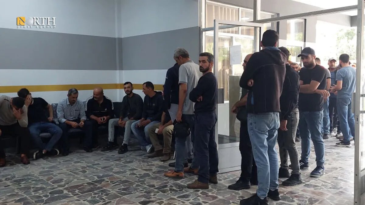 إقبال على قسم الشرطة في جبلة لاستلام البطاقات الشخصية لحاملي بطاقات التسوية