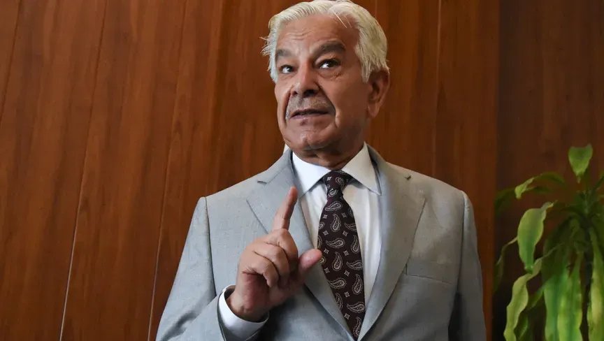 وزير الدفاع الباكستاني يحذر: حرب مفتوحة مع أفغانستان واردة في حال فشل محادثات السلام