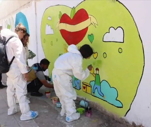 حملة "سلمية بعيوننا" تزيل رموز النظام وتجمّل المدينة بمشاركة شعبية واسعة