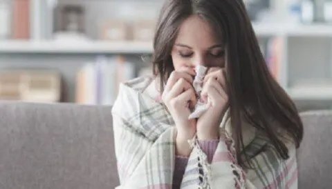 لماذا تطول أعراض الشتاء الشبيهة بالبرد؟: دليل شامل لأسباب الحساسية الشتوية وكيفية الوقاية منها