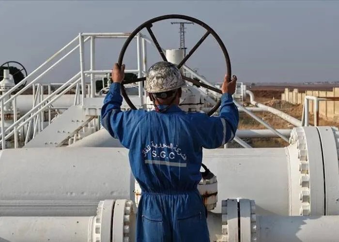 تحقيقات تكشف: شبكة فساد ضخمة تنهب عقود النفط السورية منذ عقدين