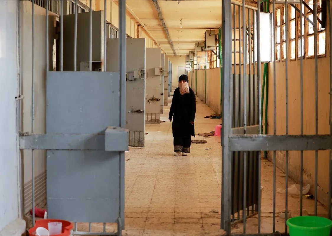 مأساة في صور قيصر: صومالي يتعرف على صورة شقيقه المفقود في سجون النظام السوري