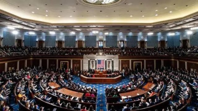 تحول في السياسة الأمريكية تجاه سوريا: البيت الأبيض يضغط لإنهاء قانون قيصر وإعادة الإعمار