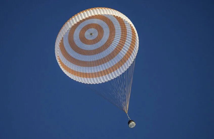 عودة آمنة: مركبة "سويوز إم إس-26" تهبط في كازاخستان حاملة رواد فضاء من روسيا وأمريكا