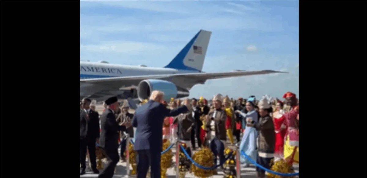 ترامب يفاجئ الجميع برقصة عفوية في مطار كوالالمبور خلال استقبال رسمي