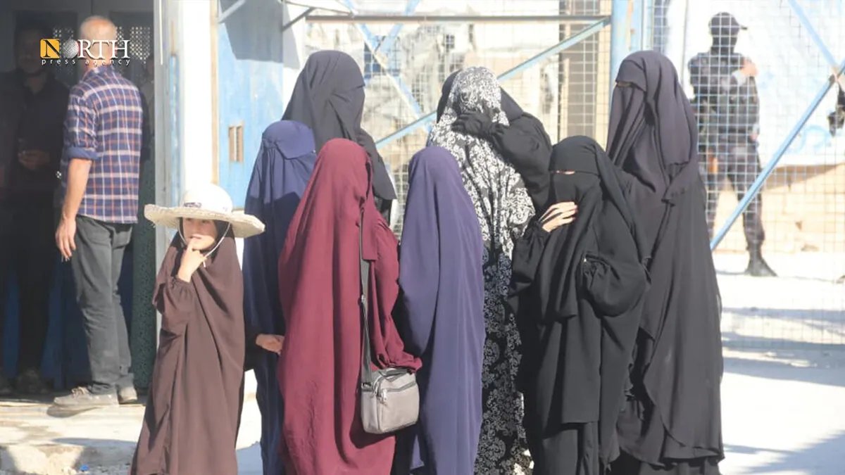 مخيم الهول: 12 عائلة سورية تعود إلى مناطقها الأصلية بالتنسيق مع الإدارة الذاتية والمفوضية