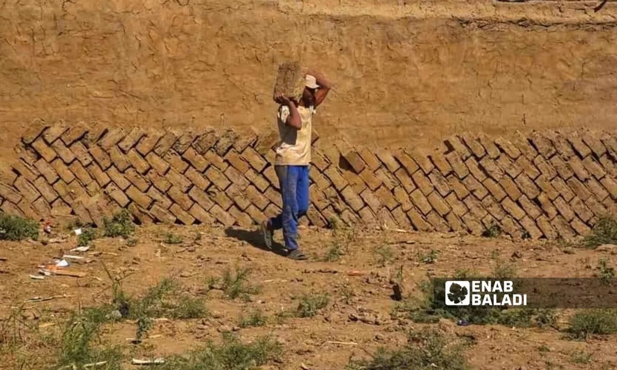 أزمة الأسمنت تدفع سكان دير الزور للعودة إلى البيوت الطينية كحل اقتصادي