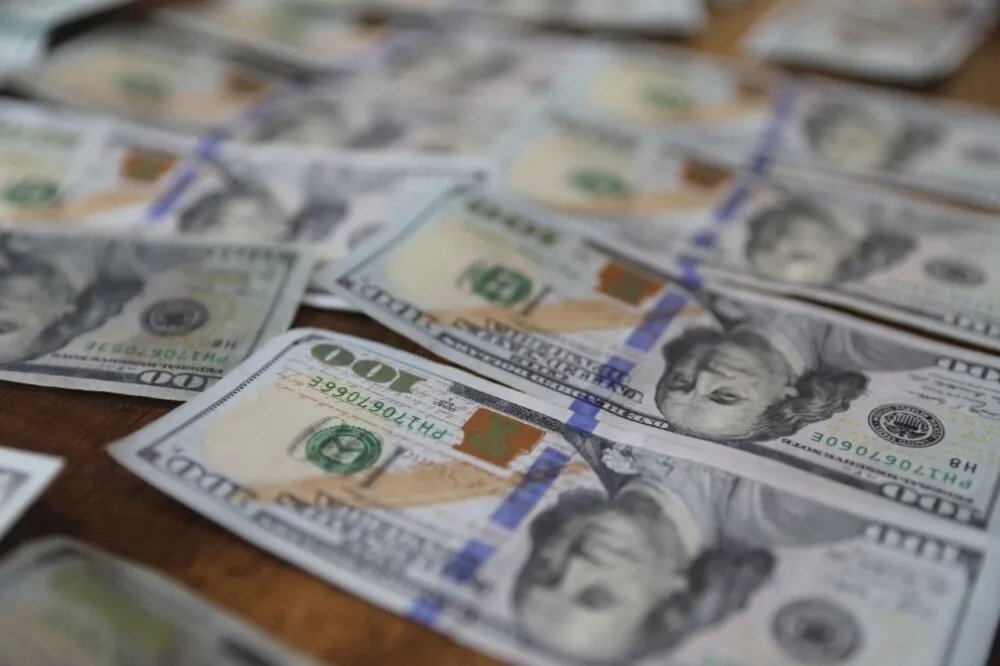 دير الزور: القبض على مروّجين لعملة مزوّرة بحوزتهما آلاف الدولارات