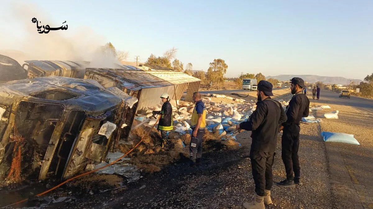 انقلاب شاحنة محملة بالعلف واحتراقها جزئياً على طريق دمشق-درعا دون إصابات