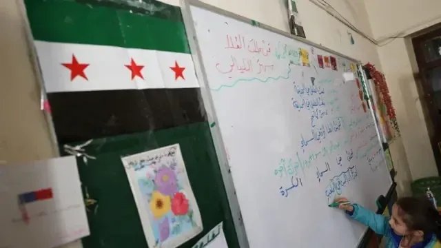 تعديلات المناهج السورية تثير جدلاً حول الهوية والتاريخ: هل تُشوَّه الحقائق الوطنية؟