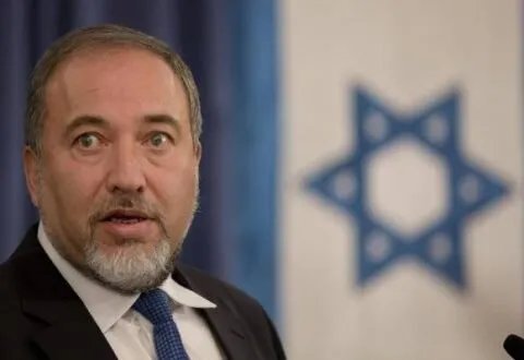 ليبرمان يكشف عن غضب نتنياهو بسبب تصريحات سموتريتش المهينة للسعودية ويؤكد: نزع سلاح غزة مجرد حكايات