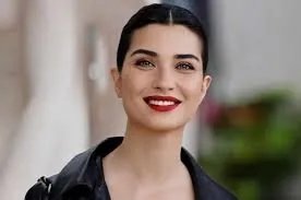 توبا بويوكستون تثير فضول الجمهور بردة فعلها حول علاقتها بهاكان سابانجي