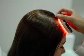 ثورة في العناية بالشعر: تقنية الضوء الأحمر لنمو أقوى وشعر أكثر صحة