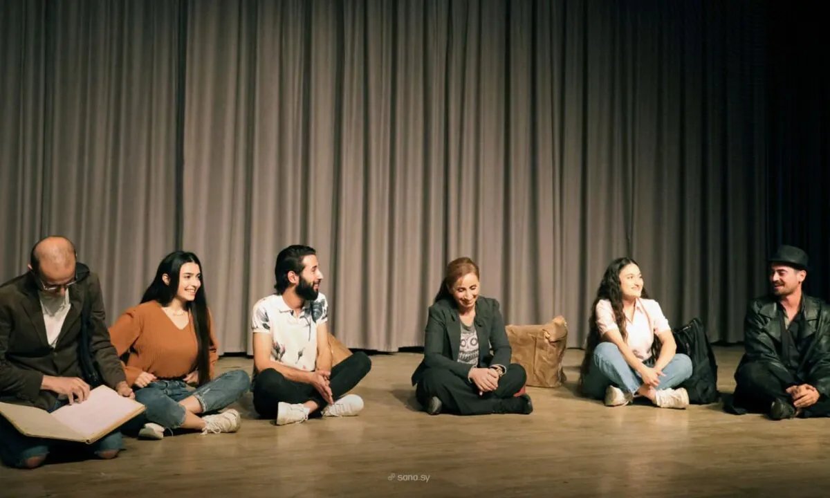 مسرحية "القارب 22": صرخة جيل سوري بين الهجرة والوطن