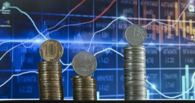 الروبل الروسي يحقق قفزة نوعية أمام الدولار ويتربع على عرش العملات الأفضل أداءً عالمياً