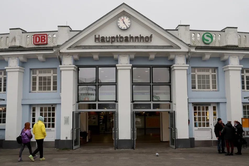 فضيحة في روستوك: الشرطة الألمانية تضبط ثنائياً في وضع مخل داخل كشك تصوير بمحطة قطار