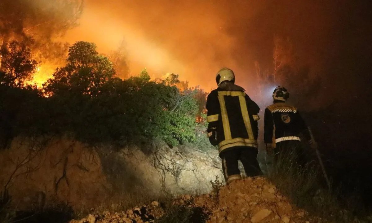 بعد 20 ساعة من الجهود المضنية: الدفاع المدني يسيطر على حريق هائل في ريف حماة