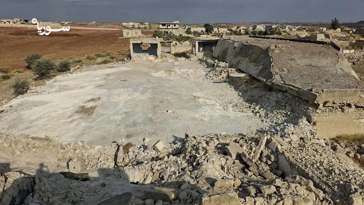 معاناة التعليم في إدلب: أطفال كفرعين يواصلون دروسهم بين الخيام والمنازل بعد تدمير مدرستهم