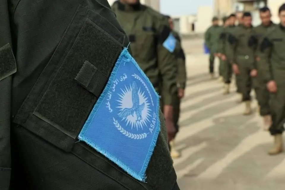 الآسايش تعلن عفواً عاماً عن جرائم الفرار والتغيب عن الخدمة وتدعو المنتسبين السابقين للعودة