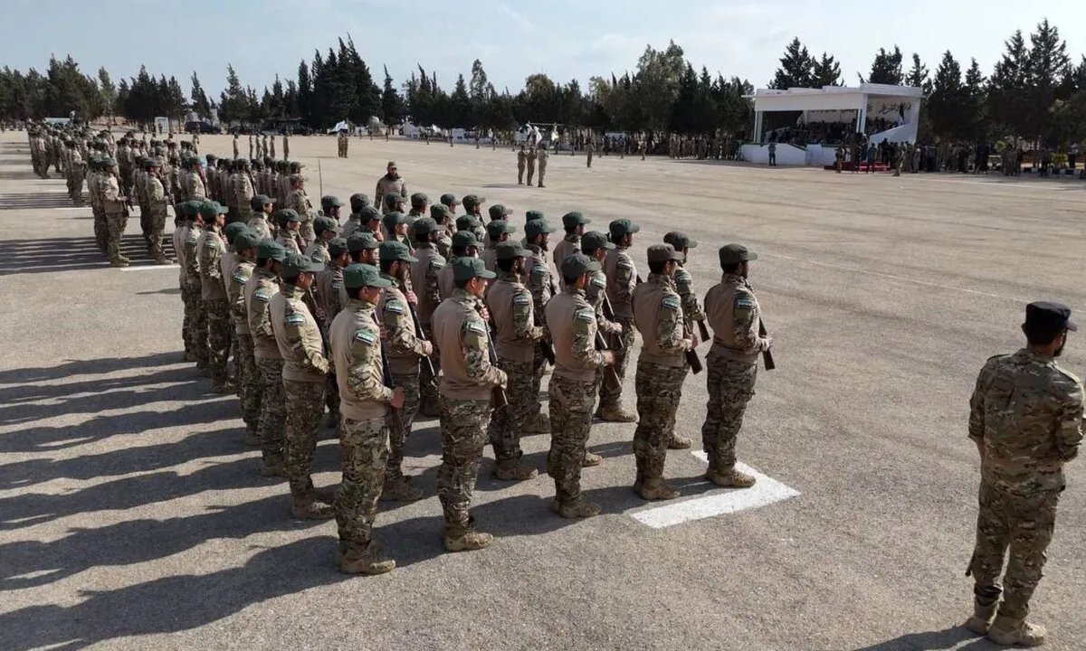 سوريا ما بعد الأسد: كيف نبني جيشًا وطنيًا لا طائفيًا؟