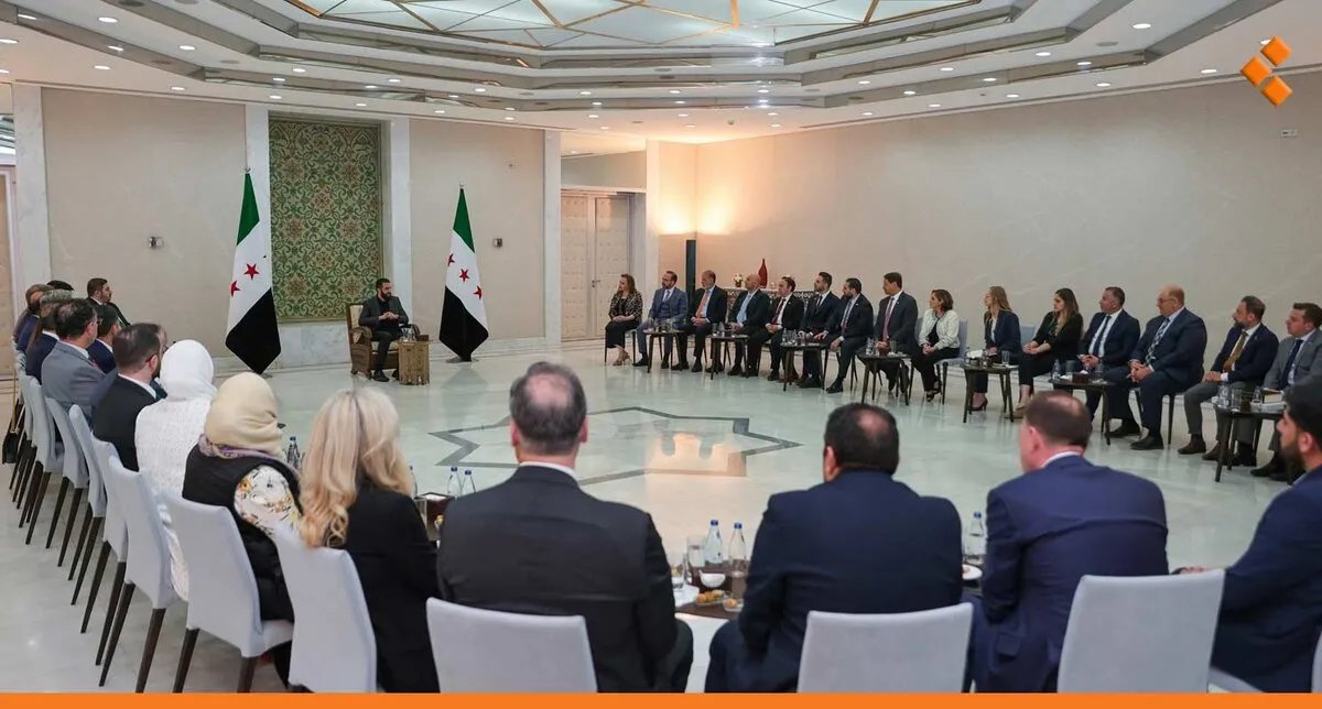 وفد أمريكي رفيع المستوى يلتقي مسؤولين سوريين في دمشق لبحث رفع العقوبات والشراكة الاستراتيجية