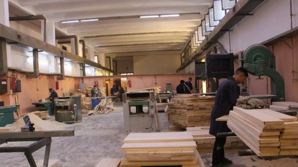 وزارة التربية السورية تطلق مشروعًا ضخمًا لإنتاج المقاعد المدرسية وتأهيل الطلاب