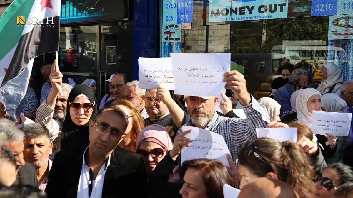 دمشق: موظفون سابقون بوزارة الدفاع يحتجون للمطالبة بالعودة إلى العمل والتعويض