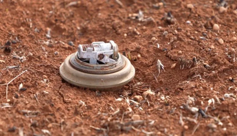 مأساة في ريف حلب: إصابة طفل بانفجار جسم من مخلفات الحرب