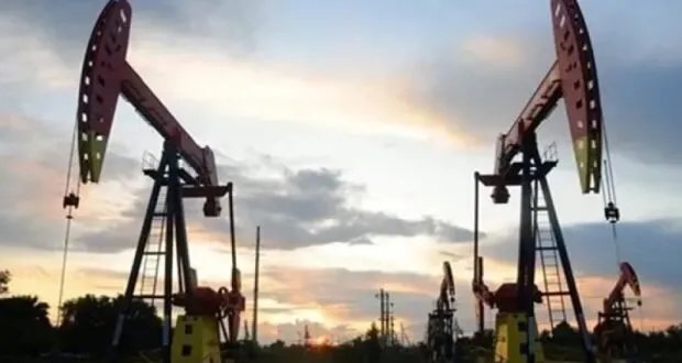 تراجع أسعار النفط مستمر وسط توقعات بزيادة إنتاج أوبك