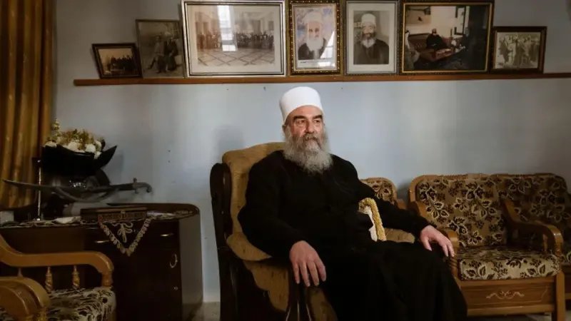 غضب شعبي متصاعد في السويداء ضد الهجري ولجنته.. والأخير يواجه الاتهامات بالدعوة إلى الانفصال