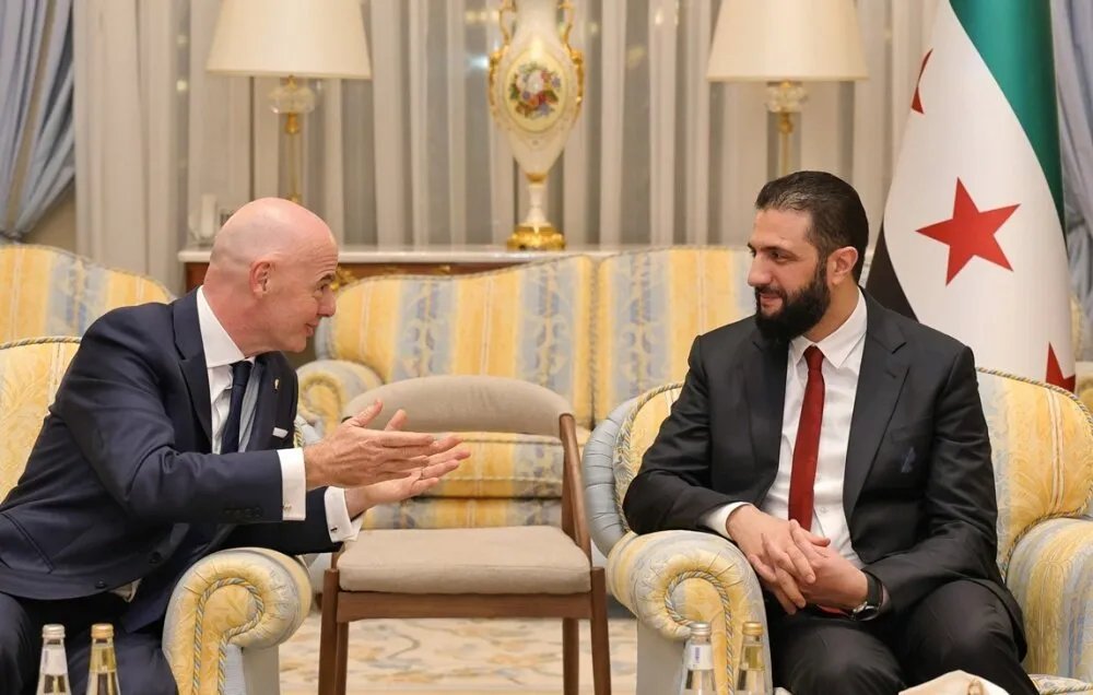 الرئيس الشرع يبحث مع رئيس الفيفا تطوير كرة القدم السورية في الرياض