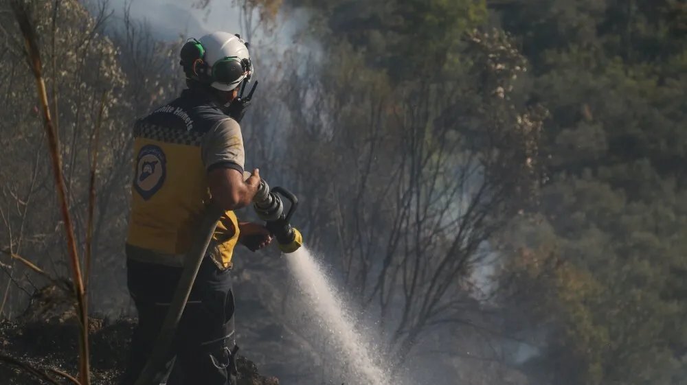 السيطرة على حريق حراجي في قرية العنازة بريف بانياس بعد جهود مضنية