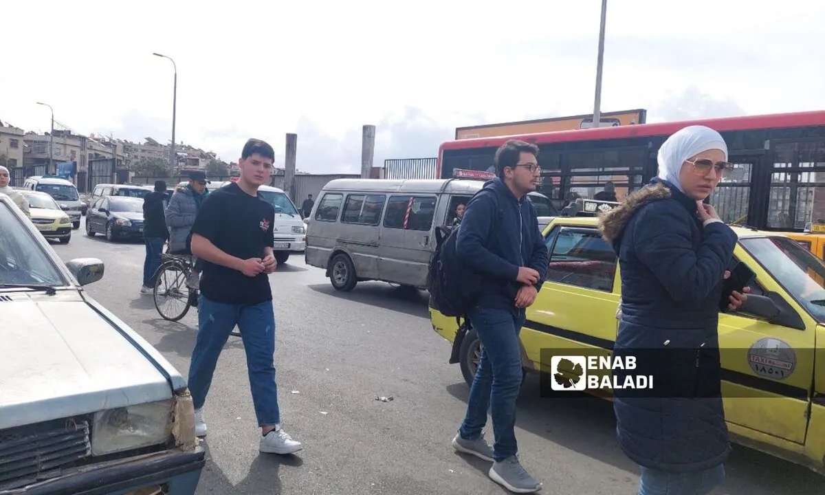 أزمة مواصلات خانقة: رحلة "سرفيس" تكشف معاناة السوريين في تأمين لقمة العيش