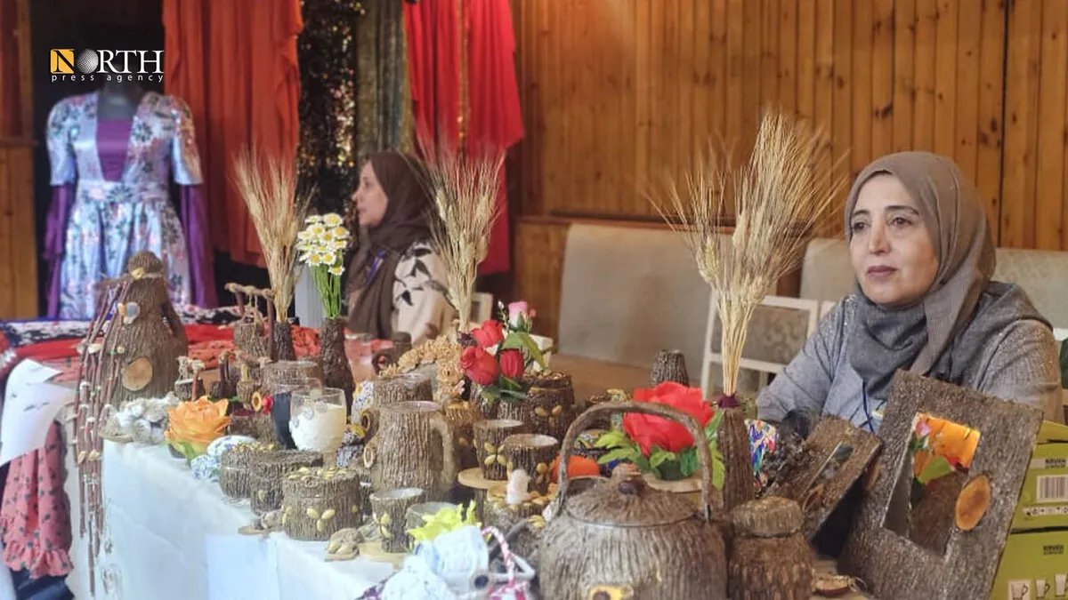 القامشلي تحتفي بالشهر الوردي: معرض نسائي للأعمال اليدوية لدعم التوعية بسرطان الثدي