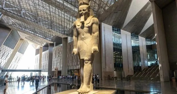 المتحف المصري الكبير: تحفة معمارية توحد الحضارات وتنعش السياحة المصرية