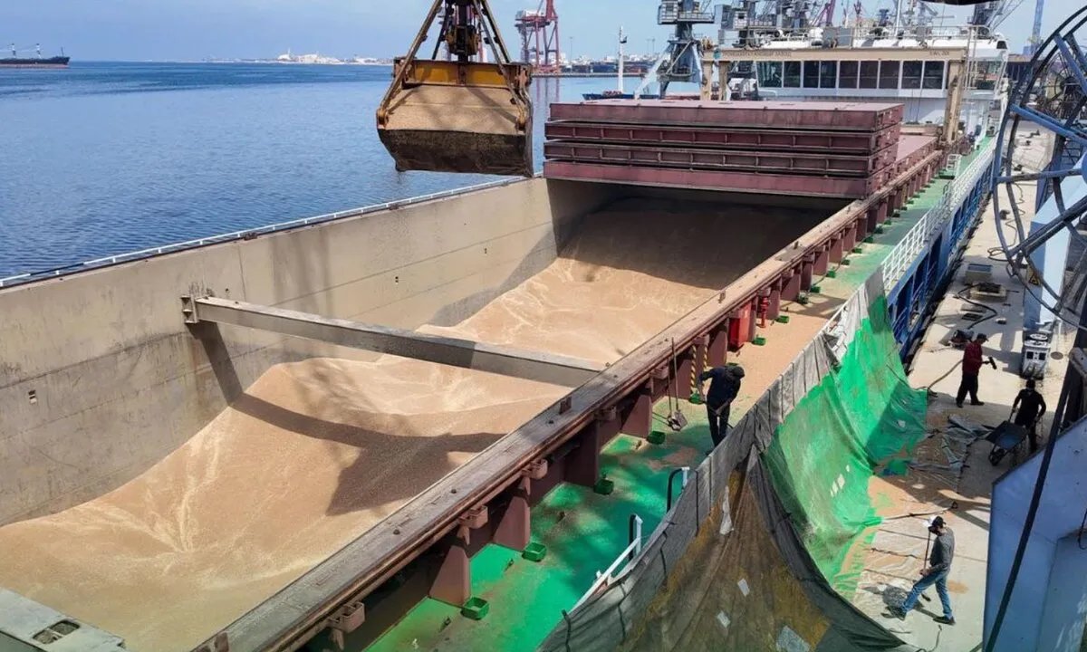 وصول أول شحنة قمح إلى سوريا منذ سقوط الأسد: هل تبدأ مرحلة التعافي الاقتصادي؟