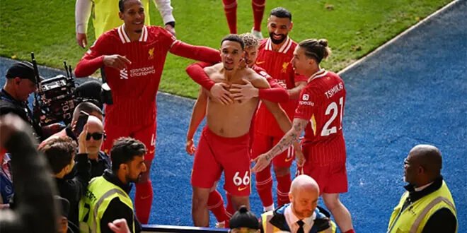 هدف قاتل لأرنولد يقرب ليفربول خطوة نحو التتويج بالدوري الإنجليزي