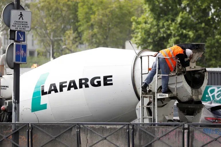 محاكمة "لافارج" الفرنسية في باريس بتهمة تمويل الإرهاب في سوريا وغرامة محتملة بـ 1.12 مليار يورو