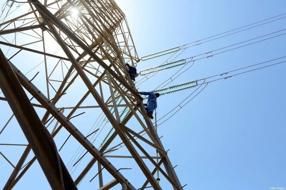 تباين آراء الاقتصاديين حول رفع أسعار الكهرباء في سوريا: مؤيدون ومعارضون